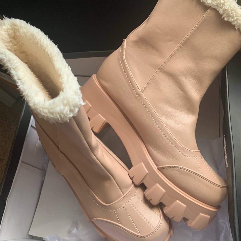 Snow boots